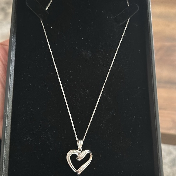 New with Box, Kevin Jewelers, 14k white Gold necklace and diamond heart pendant - Picture 2 of 4